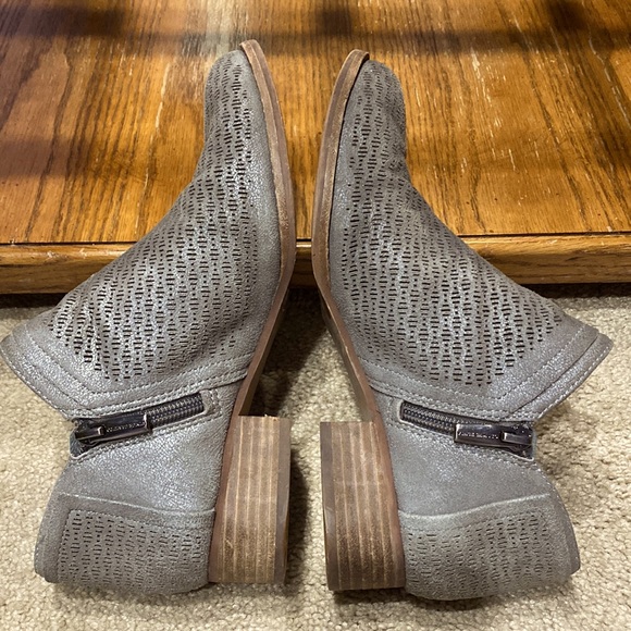 Vince Camuto Cool Suede Leather Side Zip Ankle Bootie Size Women’s 7W ! - Picture 7 of 11